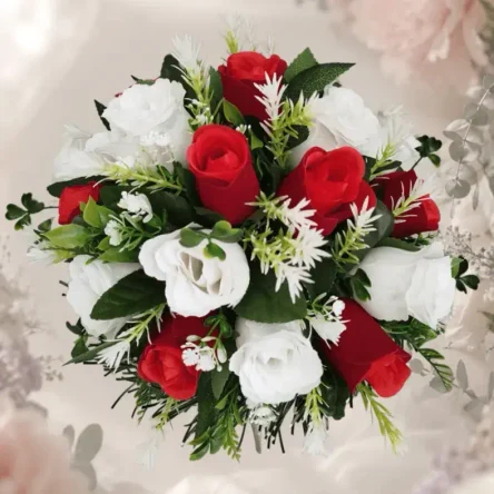Ритуальная полянка с красными и белыми розами