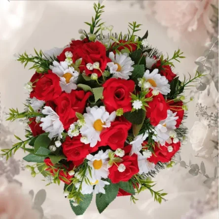 Ритуальная полянка из бархатных малых роз с ромашкой