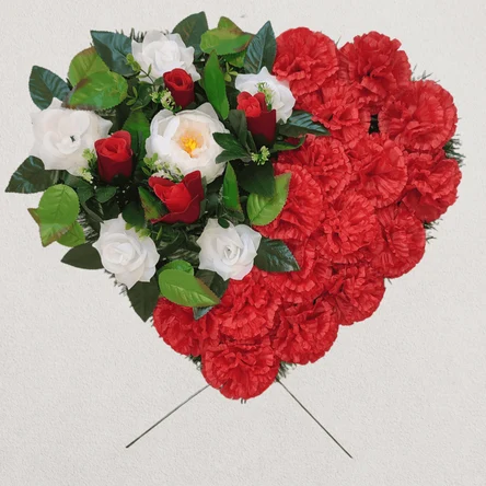 Ритуальные венки на кладбище в форме сердца