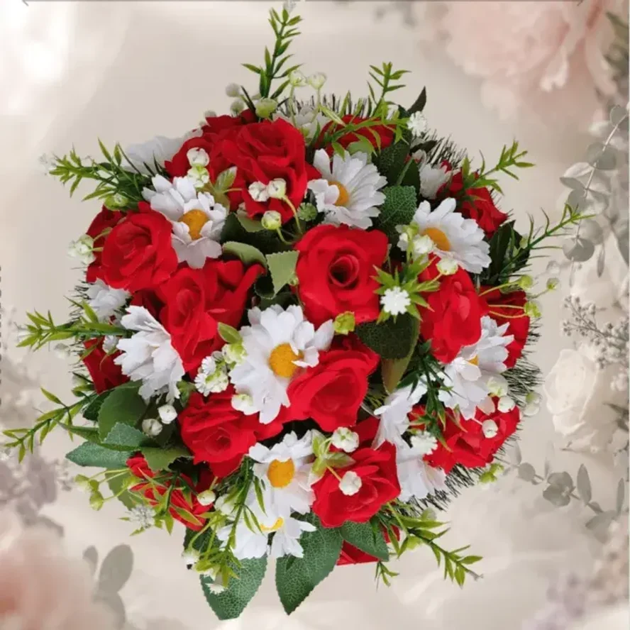 Ритуальная полянка из бархатных малых роз с ромашкой. Арт. 948556