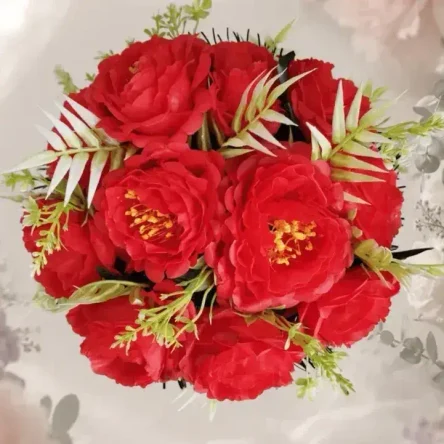 Ритуальная полянка из крупных нетканых роз