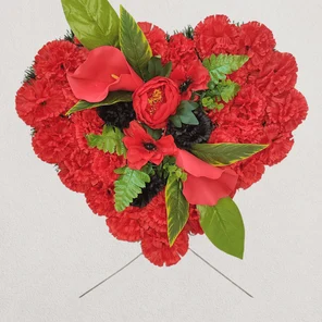 Похоронный венок на могилу сердце красно-черное